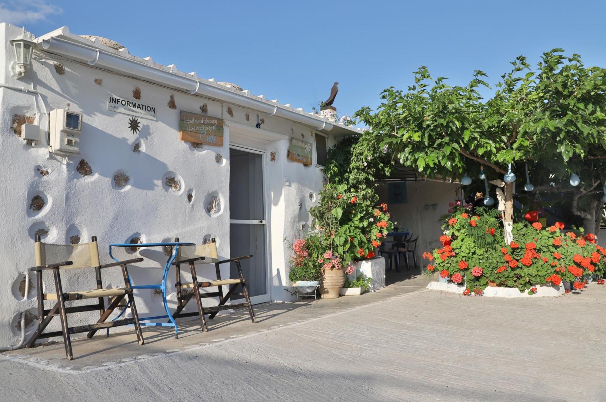 Helios Studios & Apartments Makrýgialos 外观 照片