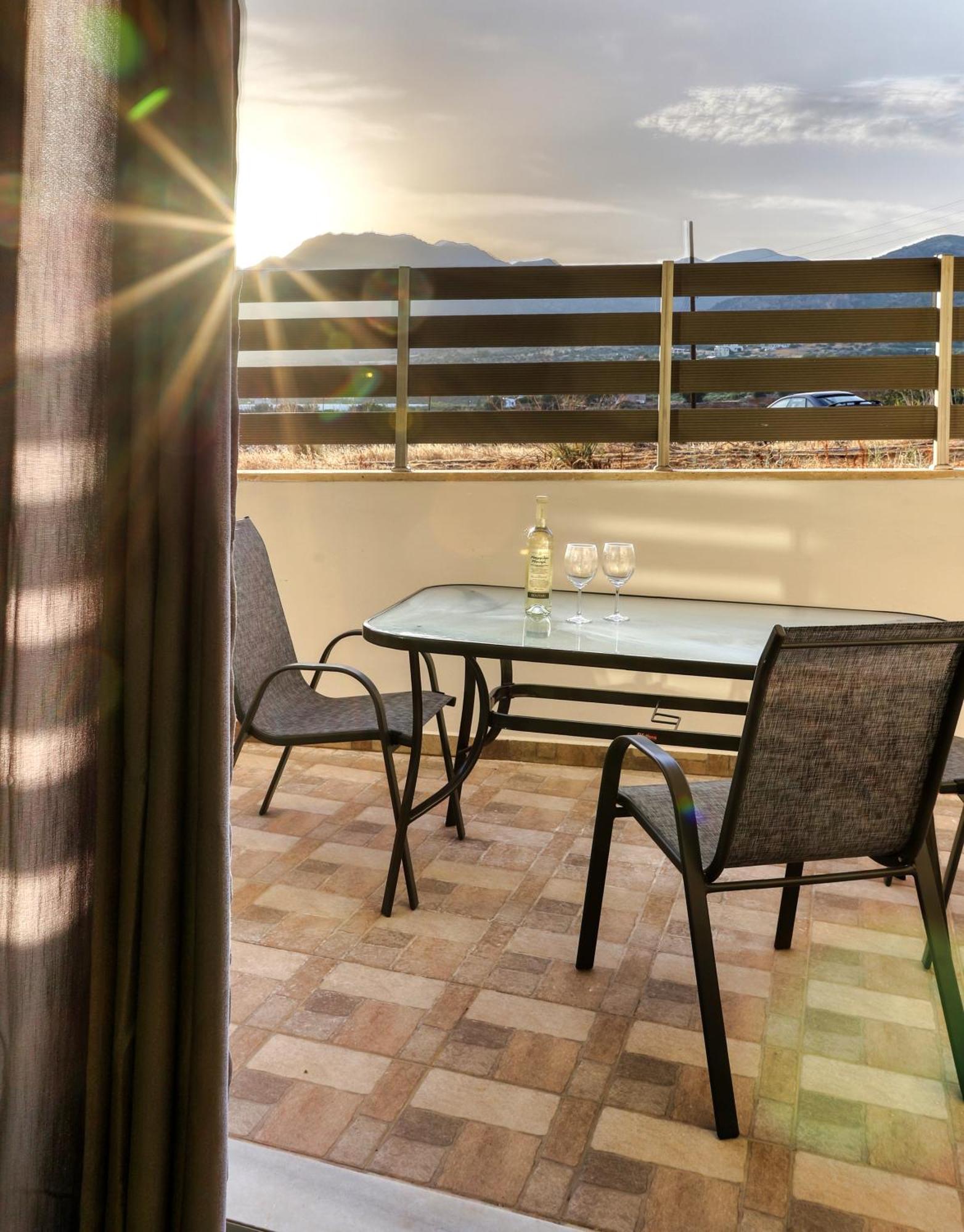 Helios Studios & Apartments Makrýgialos 外观 照片
