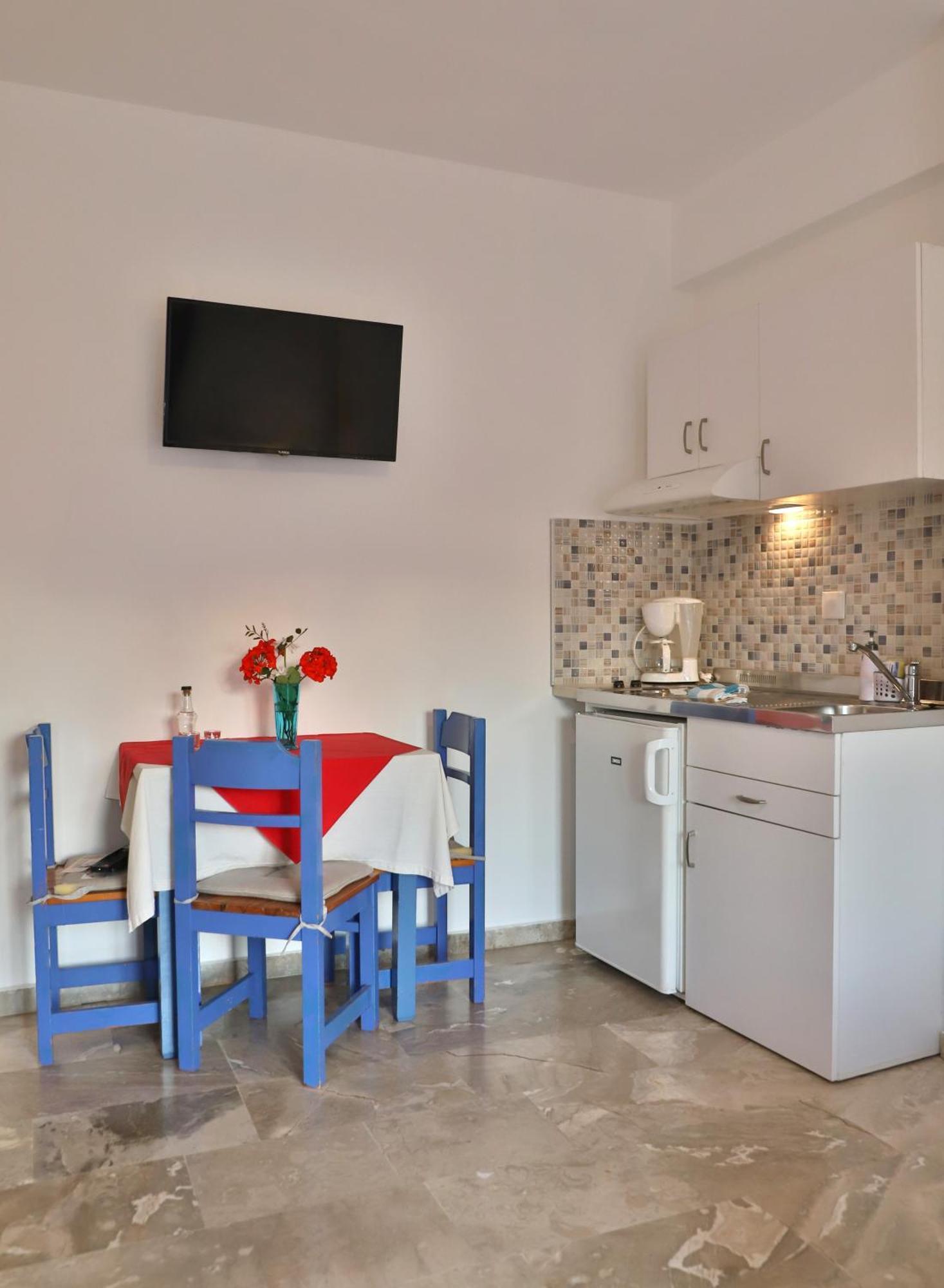 Helios Studios & Apartments Makrýgialos 外观 照片