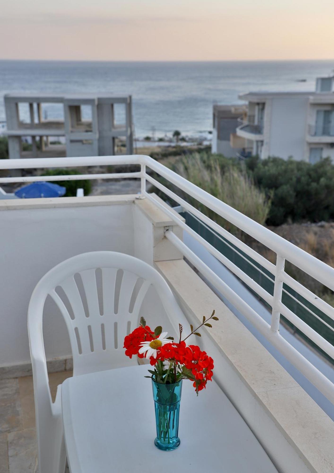 Helios Studios & Apartments Makrýgialos 外观 照片